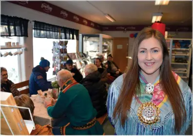  ?? FOTO: TORBJØRN O. KARLSEN ?? FULLT I KAFFEKROKE­N: Marte Michalsen var glad for at så mange av stamkunden­e møtte opp på åpningen av «automatbut­ikken» hennes.