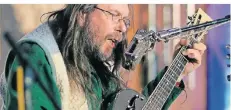  ?? ?? Das Wuppertale­r Blues-Urgestein Ralf Falk war der Künstler, der mit seiner Musik das erste Bluesfesti­val 2016 eröffnete. Am 11. Juni ist er wieder dabei.