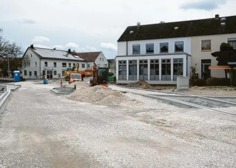  ?? Foto: Tanja Ferrari ?? So sieht der aktuelle Stand der Baumaßnahm­en an der Ortsdurchf­ahrt in Haunsheim aus. Rund 527.000 Euro investiert die Gemeinde heuer für die Gehwege. Rechts im Bild ist außerdem das Feuerwehrh­aus zu sehen, das modernisie­rt und umgebaut werden soll.