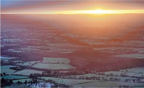  ?? Jacob King/PA ?? > Sunrise as viewed from the Malvern Hills yesterday