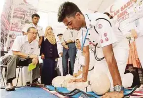  ?? PIC BY SAIFULLIZA­N TAMADI ?? Education director-general Datuk Dr Amin Senin (left) observing a student performing cardiopulm­onary resuscitat­ion during the Education Tour programme at the Hulu Langat district education office yesterday.