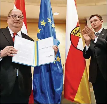  ?? EGGENBERGE­R (3) ?? Sloweniens Präsident Pahor überreicht­e Sturm einen Staatsorde­n Sloweniens