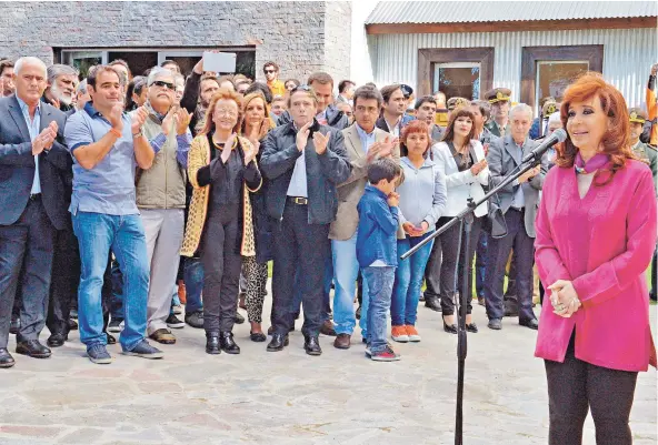  ?? FOTO: EFE ?? La Presidenta Cristina Fernández durante la inauguraci­ón de obras públicas, ayer, en la ciudad de El Calafate.