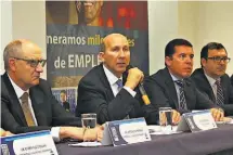  ??  ?? En la ASI. Javier Simán, presidente de la ASI, habló sobre empleo y coyuntura nacional ayer durante una conferenci­a.