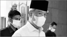  ??  ?? Malaysia’s Prime Minister Muhyiddin Yassin wearing a protective mask arrives at a mosque for prayers, amid the coronaviru­s disease (COVID-19) outbreak in Putrajaya. (Photo: Metro US)