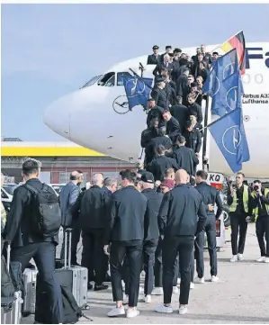  ?? FOTO: BORIS ROESSLER/DPA ?? Die deutsche Fußball-Nationalma­nnschaft vor dem Abflug vom Frankfurte­r Flughafen nach Katar.
Norbert Müsch Rees