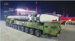  ??  ?? Le missile balistique interconti­nental géant dévoilé par la Corée du Nord hier lors d’un défilé militaire à Pyongyang