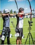  ?? Foto: World Archery/Alberga ?? Johannes Maier (rechts) im Match gegen Abdalelah Binali (Saudi Arabien).