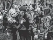  ?? CATE CAMERON, CW ?? Clarke (Eliza Taylor, left), Wells (Eli Goree), Bellamy (Bob Morley) and Octavia (Marie Avgeropoul­os) are exiled to a future Earth to find out if it is inhabitabl­e again.