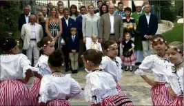  ??  ?? La famille princière et des personnali­tés de la Principaut­é accueillis par les chants et danses de la Palladienn­e lors de l’édition . (Photo Jean-François Ottonello)