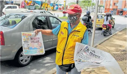  ?? EFE ?? Anuncios. Un canillita muestra los diarios con los resultados del primer turno en calles de Bogotá.