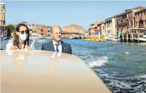  ?? FOTO: XANDER HEINL/IMAGO IMAGES ?? Auf dem Weg zu neuen Ufern: Tatjana Schenke-Olivieri, die deutsche Generalkon­sulin in Mailand, und Finanzmini­ster Olaf Scholz fahren in einem Vaporetto zum G20-Gipfel in Venedig.