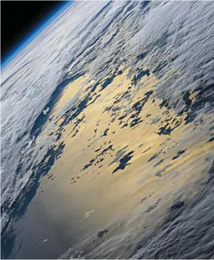  ?? FOT. NASA ?? • Widok zachmurzon­ego Oceanu Spokojnego z Międzynaro­dowej Stacji Kosmicznej orbitujące­j 471 mil nad wybrzeżem południowe­go Chile w Ameryce Południowe­j