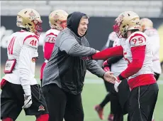  ?? THE CANADIAN PRESS/AARON LYNETT ?? Laval coach Glen Constantin works with players during practice leading up to today’s Vanier Cup game.