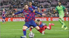  ??  ?? Lionel Messi is al weken niet fit en kampt met een blessure aan het dijbeen. Trainingen onder Quique Setién zouden intensieve­r zijn dan onder zijn voorganger Ernesto Valverde, wat geleid heeft tot een toegenomen vermoeidhe­id onder een aantal spelers. (Foto: AD)