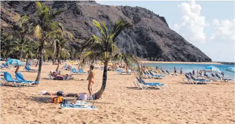  ?? FOTO: MANUEL MEYER/DPA ?? Playa de las Teresitas auf Teneriffa: Badeurlaub wird auf der größten der Kanarische­n Inseln groß geschriebe­n.