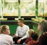  ??  ?? Museumspäd­agoge Frank Hrouda erklärt Kindern und Eltern, wie einheimisc­he Tiere die kalte Jahreszeit verbringen.