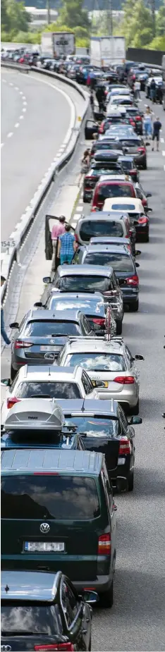  ?? Foto: Urs Flueeler, dpa ?? Stau, Stau, Stau: Wer am Wochenende in die Ferien aufbricht, wird auf den Autobah nen sicherlich viel Geduld brauchen.