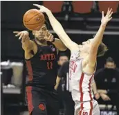  ?? JOE BUGLEWICZ AP ?? San Diego State’s Matt Mitchell (11) does more than just score, usually guard other team’s best player.