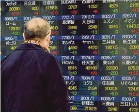  ?? [ FOTO AFP ] ?? Indeks saham Nikkei menokok satu peratus selepas mencecah paras tertinggi seharian sejak November 1991.