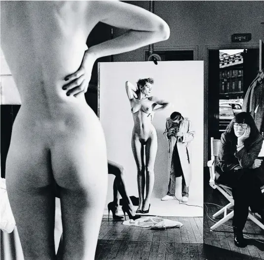  ?? ?? 'Self-portrait with Wife and Models' (París, 1981), fotografia de Helmut Newton.