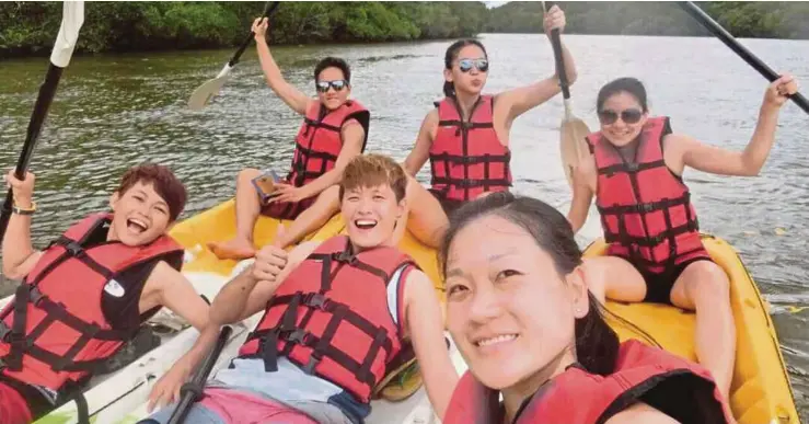  ?? [ FOTO IHSAN PEMBACA ] ?? Izzati (belakang, kiri) bersama rakan melakukan aktiviti kayak ekstrem ketika bercuti di Krabi, Thailand.