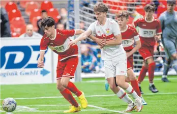  ?? FOTO: GÜNTER KRAM ?? Der TSV Tettnang (li.) hat sich unter anderem mit dem Nachwuchs des VfB Stuttgart (re.) gemessen.