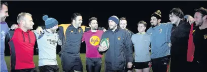  ??  ?? Craig Morgan talks to the team during training