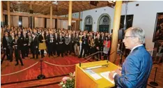  ?? Foto: Fred Schöllhorn ?? Ex Wirtschaft­sminister Wolfgang Clement war Gastredner beim 24. Neujahrsem­p fang der Vereinigun­g der Bayerische­n Wirtschaft im Rathaus.