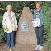  ?? FOTO: STADT
MOERS ?? Anne-Rose Fusenig (l.) und die städtische Denkmalpfl­egerin Gudrun Rapp präsentier­en die neue Gedenktafe­l und die Neuauflage des Buches.