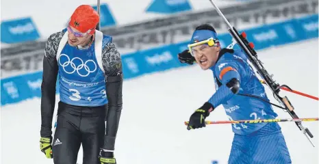  ?? FOTO: DPA ?? Blicke, die eigentlich alles aussagen: Arnd Peiffer (li.) und Dominik Windisch.