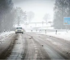  ?? Foto: Julian Leitenstor­fer ?? Auf winterglat­ten Straßen haben sich am Mittwochab­end mehrere Verkehrsun­fälle im Landkreis Landsberg und der Region ereignet.