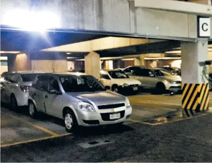  ??  ?? La sobreofert­a de espacios para aparcar autos en edificios incentiva el uso de vehículos automotore­s.