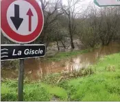  ??  ?? La Giscle a été, toute la journée d’hier, le cours d’eau le plus menaçant du Golfe.