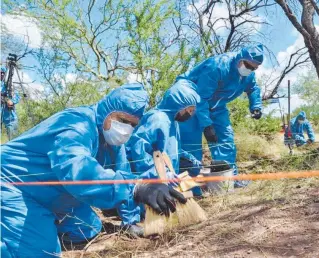  ?? CORTESÍA: TW @FGJESONORA ?? Servicios Periciales aún se encuentra en el área del cerro Chichiquel­ite