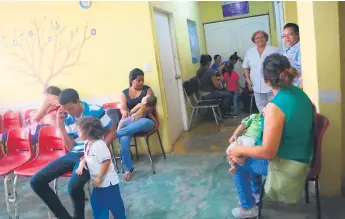  ??  ?? PROCESO. Los pequeños son evaluados por los pediatras y luego pasan con los cirujanos.