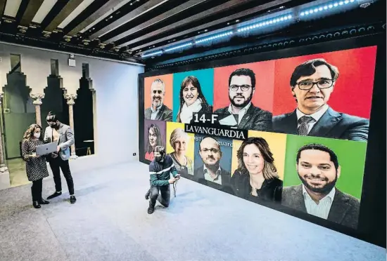  ?? XAVIER CERVERA ?? Preparativ­os del plató del Palau Macaya de Barcelona, que acoge hoy el primer debate entre los candidatos, organizado por La Vanguardia