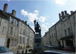  ??  ?? Etape importante de votre itinéraire, Neufchâtea­u conserve un riche patrimoine. Ici la place Jeanne d’Arc, la plus célèbre des Lorraines.