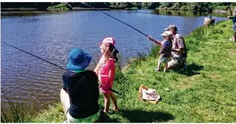  ??  ?? Dans le Cantal, des ateliers d’initiation sont réservés aux jeunes et aux familles.