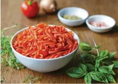  ?? Foto: victoria p., stock.adobe.com ?? Fusilli‰Nudeln aus roten Linsen sehen nicht nur anders aus als herkömmlic­he Nudeln aus Hartweizen, sie schmecken auch anders.