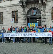  ??  ?? Barricader­i
I separatist­i di Sappada durante una manifestaz­ione a favore del passaggio in Friuli Venezia Giulia