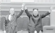  ??  ?? El presidente surcoreano Moon Jae-in y el líder norcoreano Kim Jong Un, durante su reunión en Pyonyang, este miércoles 19 de septiembre. Foto Afp