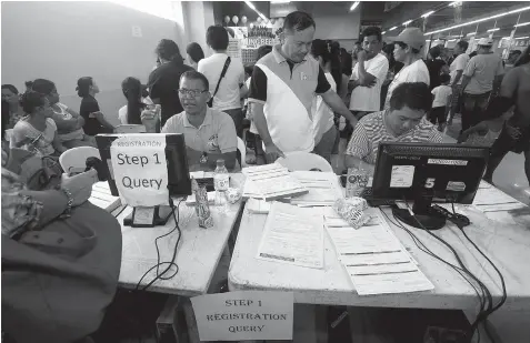  ?? FREEMAN FILE PHOTO ?? Residents of Barangay Casuntinga­n, Mandaue City register for the 2013 local elections.