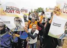  ?? Foto: AP ?? Už dost! Desetitisí­ce lidí v ulicích zimbabwský­ch měst o víkendu znovu demonstrov­aly proti Robertu Mugabemu.