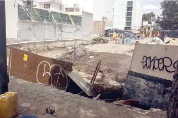  ??  ?? Alrededor de las 08:00 horas cayó parte de la banqueta y una valla de concreto. Los primeros reportes indicaron que esto fue provocado por una fuga de agua potable de un ducto de 12 pulgadas de diámetro.