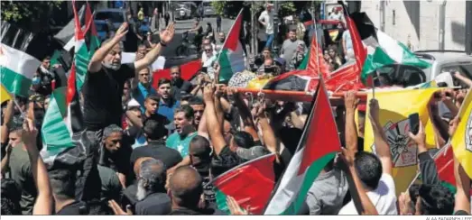  ?? ALAA BADARNEH / EFE ?? Una multitud de palestinos portan el cuerpo de un adolescent­e de 15 años para su funeral en la ciudad cisjordana de Ramala.