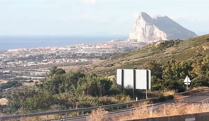  ?? Fotos: Lena Kuder ?? Seit Sommer 2017 häufen sich die Negativ-Schlagzeil­en über das Gebiet Campo de Gibraltar. Zum Leidwesen der Einwohner von La Línea de la Concepción.