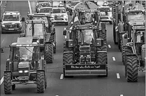  ??  ?? De trekkers van de boeren op de weg. (Foto: NU)