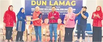  ?? ?? Bung Moktar (right) receiving a token of appreciati­on for officiatin­g the program.