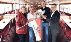  ?? RP-FOTO: MARKUS VAN OFFERN ?? Manon Loock-Braun, Kapitän Rainer van Laak, Tim Terhorst und Sascha Terörde freuen sich über das Emmericher Schiff.